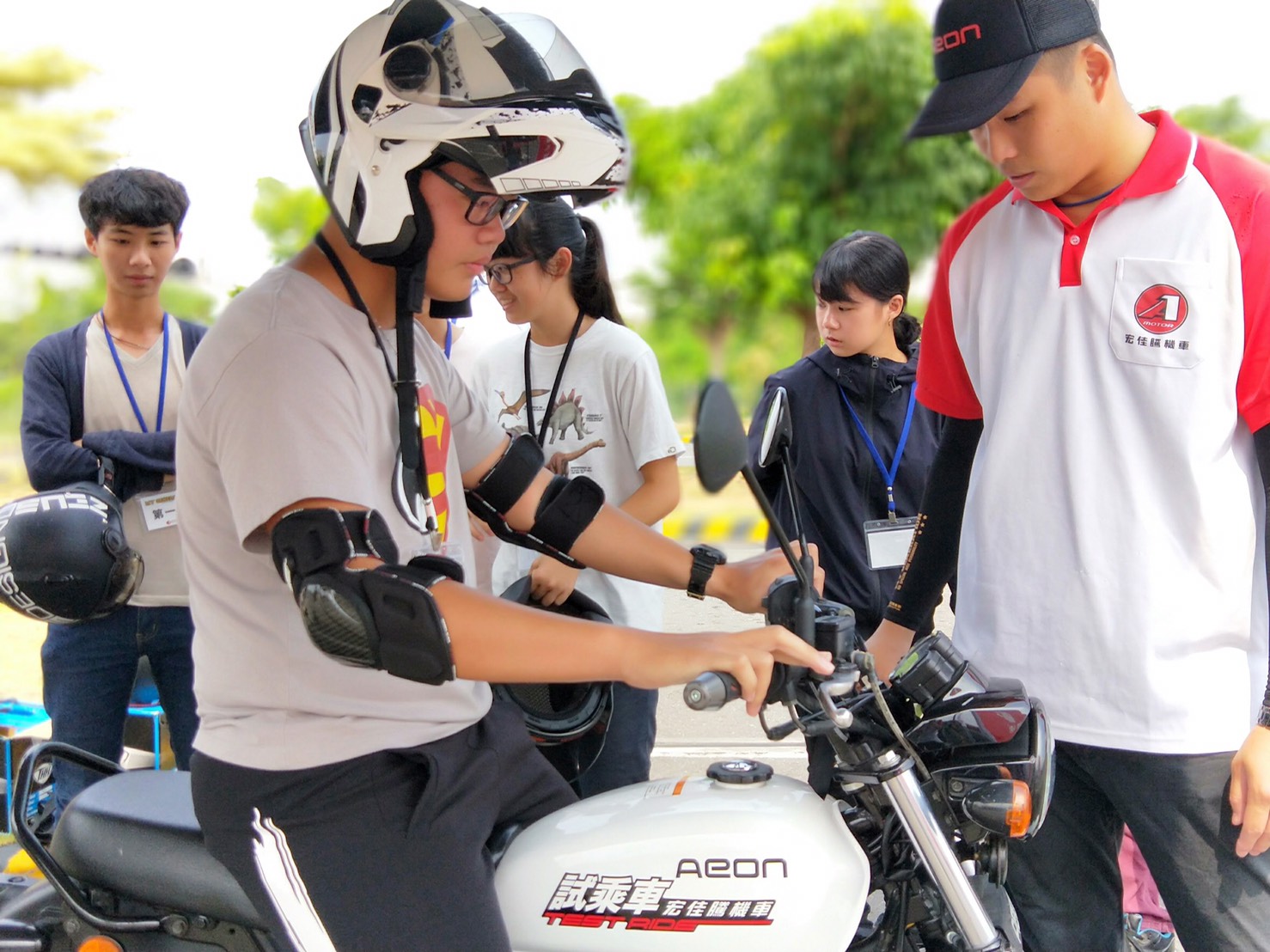 proimages/IN新聞/2019/02/0125_AEON檔車體驗營/宏佳騰助教貼心指導學員騎乘技巧.jpg